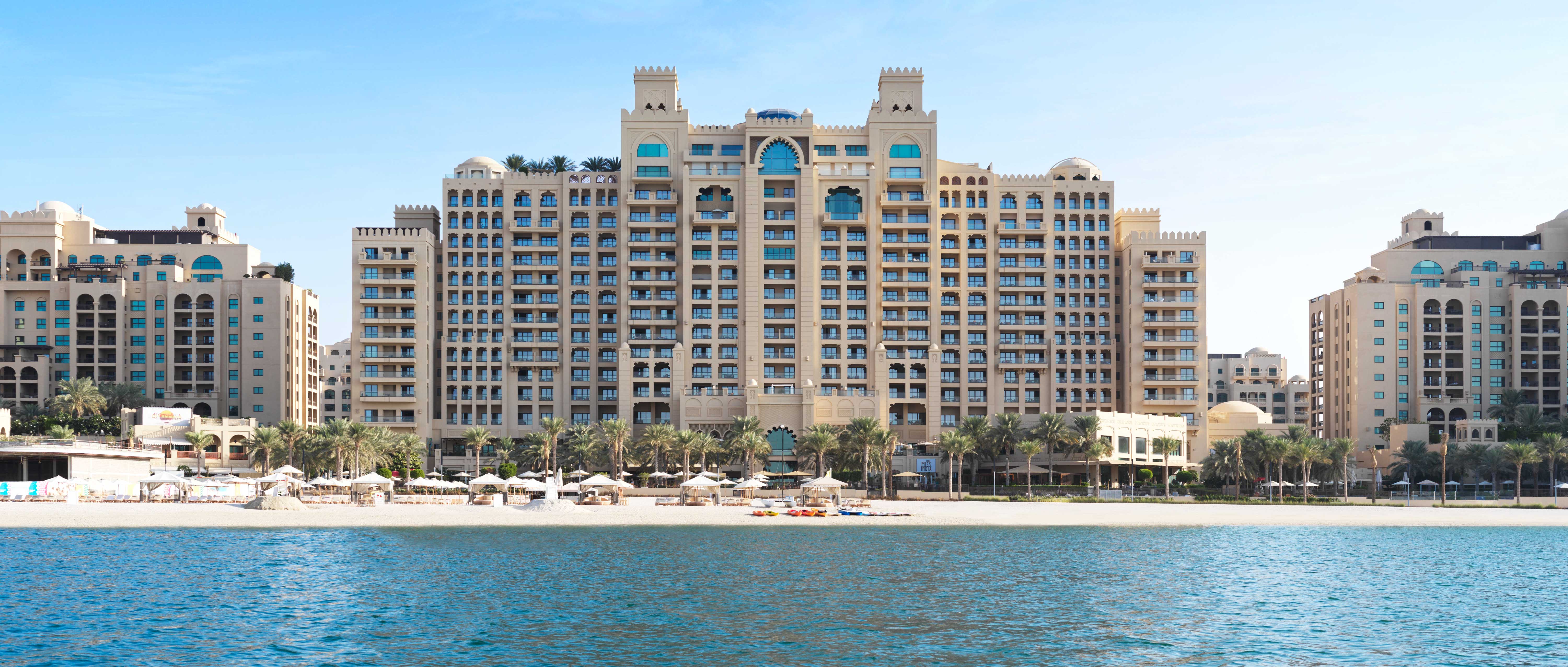 Wide shot of the Fairmont, The Palm in Dubai. The hotel on our Dubai Holidays 2024 package.